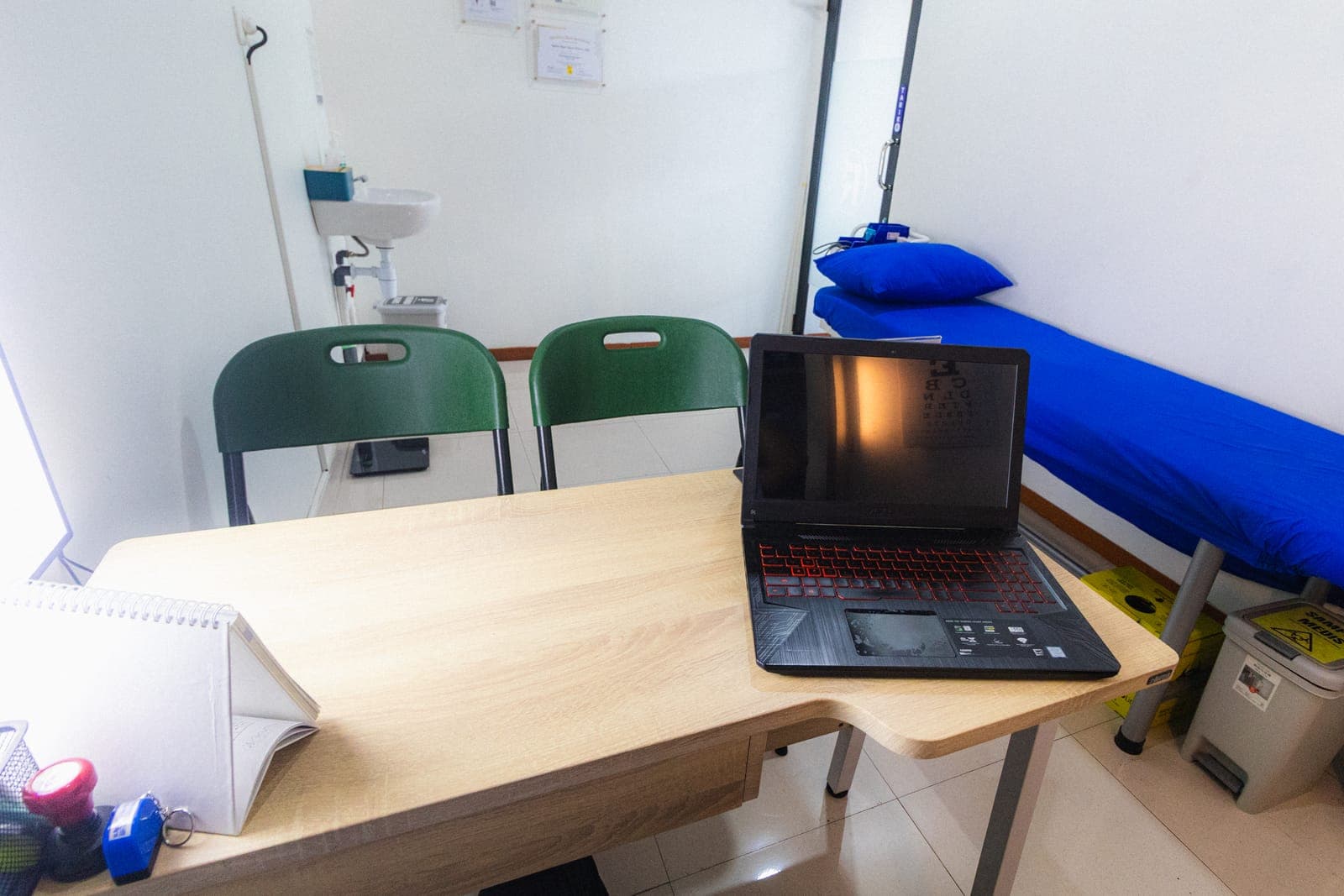 Meja konsultasi dokter