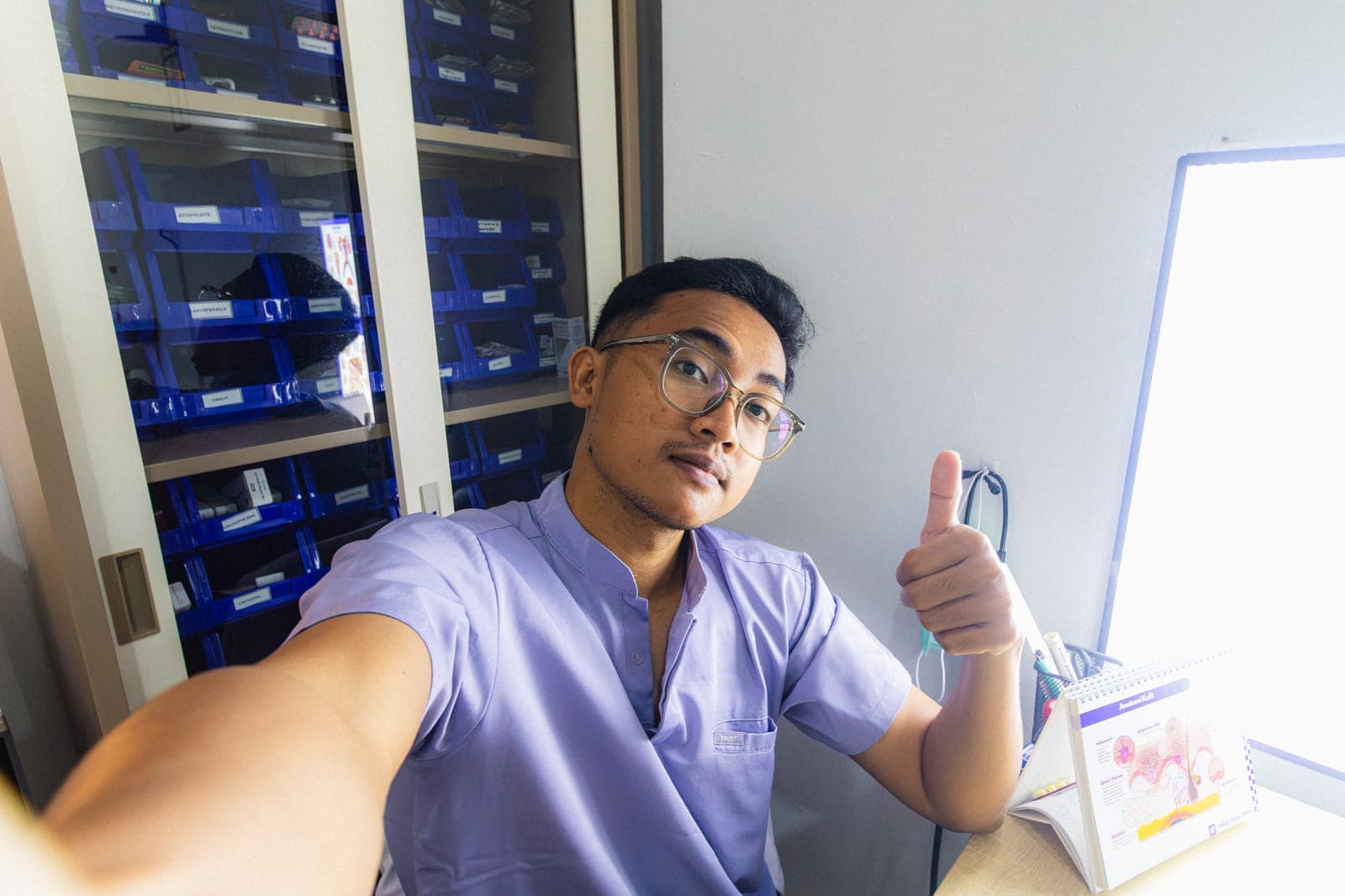 dr. Ngakan Made Rama Wintara di ruang praktik